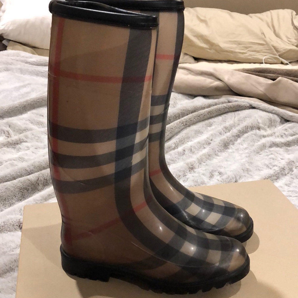 Authentic Burberry rain boots - Picture 3 of 7